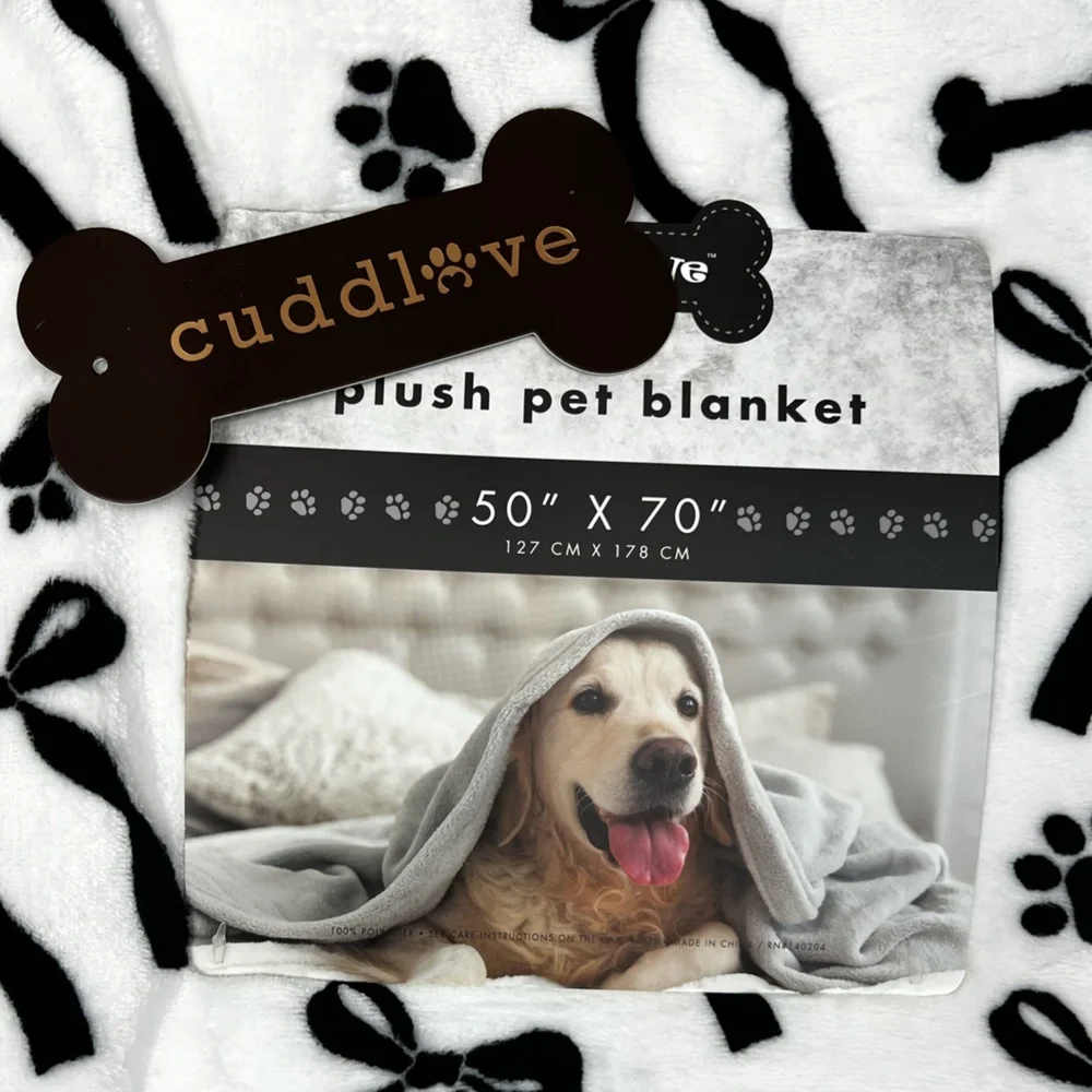 Cuddlove - ‘Paws & Bones - Blk/White’ Plush throw. 50” x 70”. NWT. Firm!